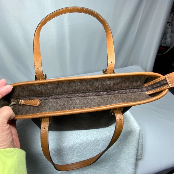 Michael Kors Jet Set Signature Bag - Picture 4 of 16